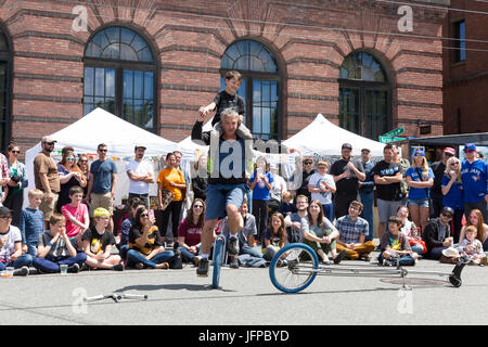 Seattle, Washington: Acrobat auf einem Einrad in Georgetown Karneval 2017 durchführen. Gesponsert von der Georgetown Merchants Association, die jährliche m Stockfoto