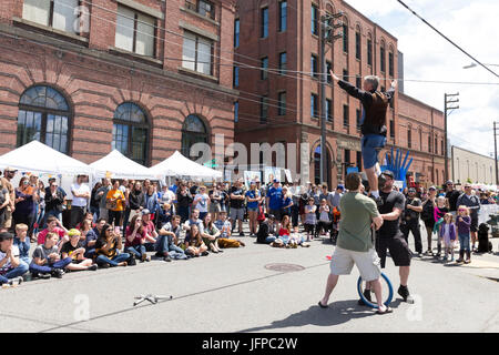 Seattle, Washington: Acrobat auf einem Einrad in Georgetown Karneval 2017 durchführen. Gesponsert von der Georgetown Merchants Association, die jährliche m Stockfoto