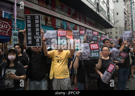 Hong Kong. 1. Juli 2017. Pro-demokratische Demonstranten halten Porträts von chinesischen Friedens-Nobelpreis Nobelpreisträger Liu Xiaobo, ein inhaftierte Dissident, der vor kurzem während einer Demonstration in Hong Kong mit fortgeschrittenen Krebs diagnostiziert wurde. Tausende schlossen einen jährlichen Pro-Demokratie-Protest in Hong Kong am Tag des 20. Jahrestages der Hong Kong Rückkehr nach China. Bildnachweis: Sun Yeung/Pacific Press/Alamy Live-Nachrichten Stockfoto