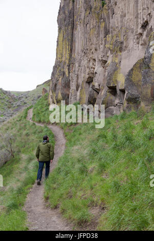 Franklin/Whitman County, Washington: Mann Wanderweg entlang Palouse River Canyon in Palouse Falls State Park. Stockfoto