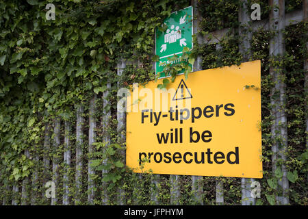 Fliegen-Kipper werden strafrechtlich verfolgt Schild am Zaun, Cardiff, Wales, UK Stockfoto