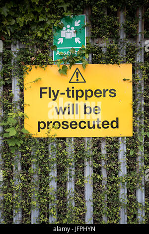 Fliegen-Kipper werden strafrechtlich verfolgt Schild am Zaun, Cardiff, Wales, UK Stockfoto