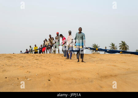 Traditionellen Netzfischerei in Ouidah, Benin Stockfoto