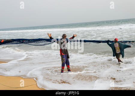 Traditionellen Netzfischerei in Ouidah, Benin Stockfoto