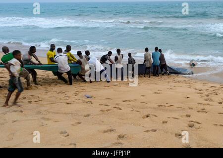 Traditionellen Netzfischerei in Ouidah, Benin Stockfoto