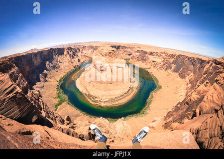 Blick von der Horseshoe Bend vom Rand einer Klippe. Stockfoto