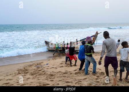 Traditionellen Netzfischerei in Ouidah, Benin Stockfoto