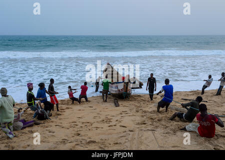 Traditionellen Netzfischerei in Ouidah, Benin Stockfoto