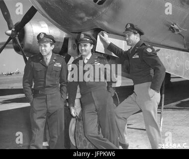 Publicity Foto der drei Offiziere, die die erste Atombombe über Japan abgeworfen: von links nach rechts: Maj Theodore J. Van Kirk, Navigator auf Hiroshima Mission; Col-Paul W. Tibbets, pilot, und Major Tom Ferebee, Bombardier. 1945 Stockfoto