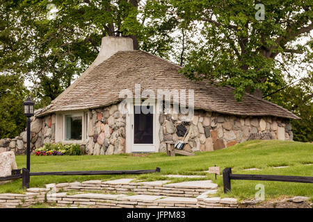 Charlevoix, Michigan - eines der zwei Dutzend "Pilz Häuser" designed by Earl Young, die wellenförmigen Linien und umfangreiche Verwendung von lokalem Stein verfügen. Stockfoto