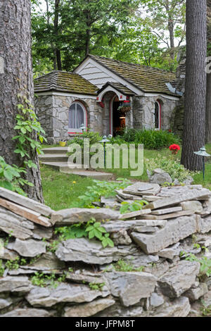 Charlevoix, Michigan - eines der zwei Dutzend "Pilz Häuser" designed by Earl Young, die wellenförmigen Linien und umfangreiche Verwendung von lokalem Stein verfügen. Stockfoto