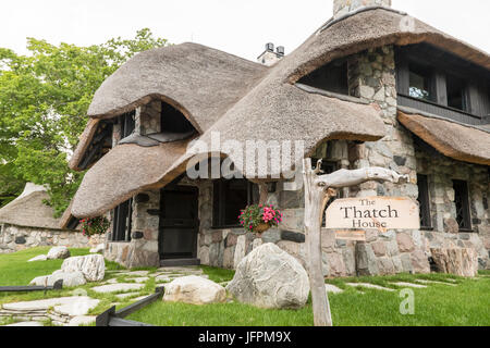 Charlevoix, Michigan - eines der zwei Dutzend "Pilz Häuser" designed by Earl Young, die wellenförmigen Linien und umfangreiche Verwendung von lokalem Stein verfügen. Stockfoto