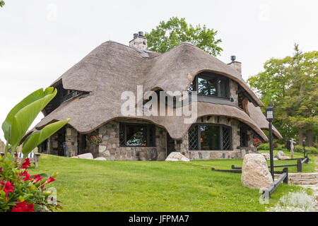 Charlevoix, Michigan - eines der zwei Dutzend "Pilz Häuser" designed by Earl Young, die wellenförmigen Linien und umfangreiche Verwendung von lokalem Stein verfügen. Stockfoto