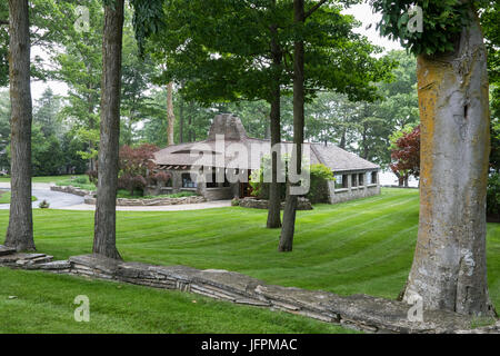 Charlevoix, Michigan - eines der zwei Dutzend "Pilz Häuser" designed by Earl Young, die wellenförmigen Linien und umfangreiche Verwendung von lokalem Stein verfügen. Stockfoto