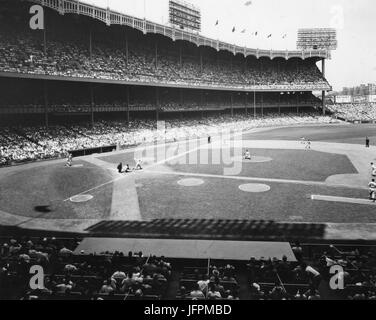 Ansicht des Diamanten im Yankee Stadium während eines Spiels zwischen den New York Yankees und die Chicago White Sox. New York, NY, 1951. Stockfoto