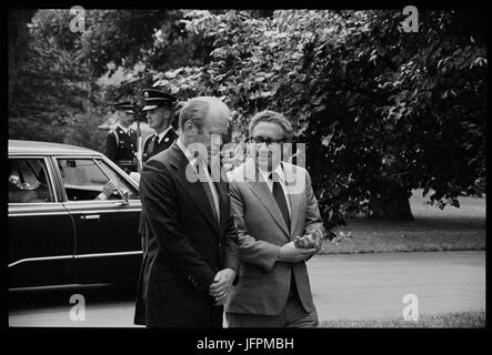 Präsident Gerald Ford und Staatssekretär Henry Kissinger, unterhalten, auf dem Gelände das Weiße Haus, Washington, D.C., 16. August 1975. Foto von Thomas O'Halloran. Stockfoto