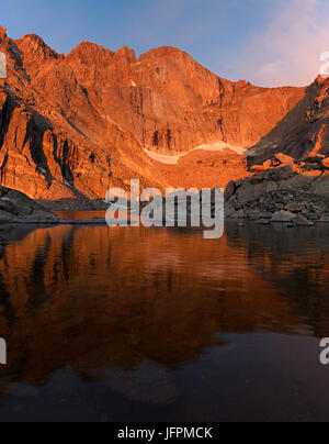 Die Morgensonne leuchtet Longs Peak mit goldenen Farben am Abgrund-See.  Rocky Mountain National Park, Colorado. Stockfoto