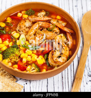 Garnelen Suppe mit Tomaten, Brokkoli und Mais Stockfoto