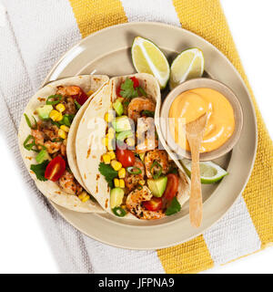 Shrimp Tacos mit Mais und Avocado Salsa isoliert auf weißem Hintergrund Stockfoto