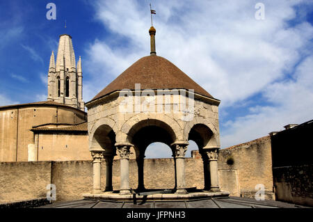 Arabische Bäder und Kirche von Sant Feliu in Girona, Katalonien, Spanien Stockfoto