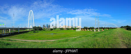 Panorama der Innenstadt von Dallas, Jagd-Hill-Brücke (L), Eisenbahnbrücke (C) und McDermott Brücke (R) von der Trinity River Greenbelt Park. Stockfoto