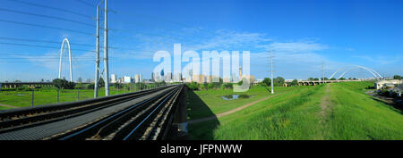 Panorama der Innenstadt von Dallas, Jagd-Hill-Brücke (L), Eisenbahnbrücke (C) und McDermott Brücke (R) von der Trinity River Greenbelt Park. Stockfoto