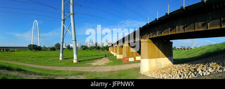 Panorama der Innenstadt von Dallas, Jagd-Hill-Brücke (L), Eisenbahnbrücke (C) und McDermott Brücke (R) von der Trinity River Greenbelt Park. Stockfoto