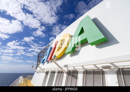 AIDA-Logo auf den Trichter des Kreuzfahrtschiffes AIDAsol. AIDA Cruises ist eine der zehn Marken im Besitz von Carnival Corp Stockfoto