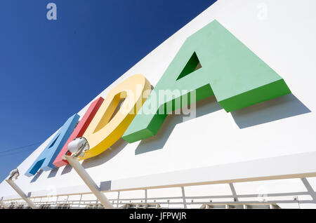 AIDA-Logo auf den Trichter des Kreuzfahrtschiffes AIDAsol. AIDA Cruises ist eine der zehn Marken im Besitz von Carnival Corp Stockfoto