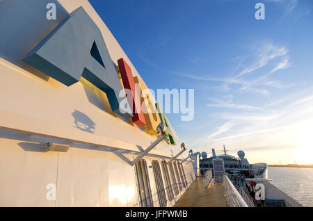 AIDA-Logo auf den Trichter des Kreuzfahrtschiffes AIDAsol. AIDA Cruises ist eine der zehn Marken im Besitz von Carnival Corp Stockfoto