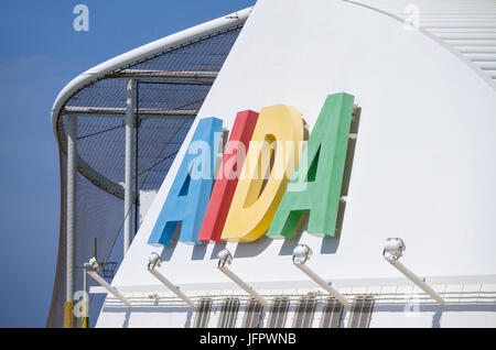 AIDA-Logo auf den Trichter des Kreuzfahrtschiffes AIDAsol. AIDA Cruises ist eine der zehn Marken im Besitz von Carnival Corp Stockfoto