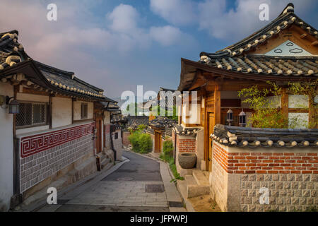 Seoul. Traditionelle koreanische Architektur Bukchon Hanok Village in Seoul, Südkorea. Stockfoto