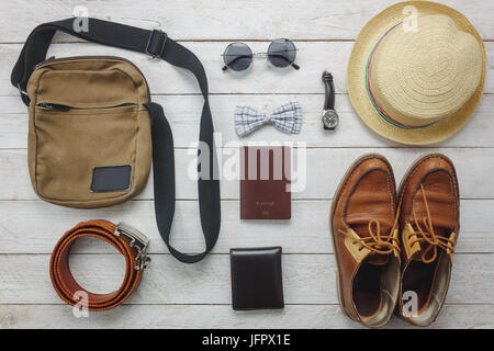 Ansicht von oben-Zubehör, mit Mann Bekleidungskonzept auf Holz Hintergrund Reisen. Herren-Artikel zu beugen, Krawatte, Brieftasche, Lederschuhe, Uhren, Sonnenbrillen, Tasche, Hut, bel Stockfoto