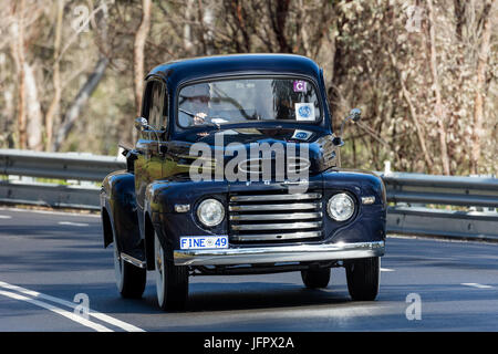 Jahrgang 1949 Ford F1-Dienstprogramm (Ute) fahren auf der Landstraße in der Nähe der Stadt Birdwood, South Australia. Stockfoto