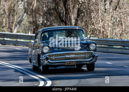 Jahrgang 1957 Chevrolet Bel Air Coupe fahren auf der Landstraße in der Nähe der Stadt Birdwood, South Australia. Stockfoto