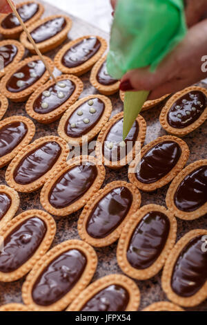 Frau Hand Mini Torten dekorieren hautnah Stockfoto