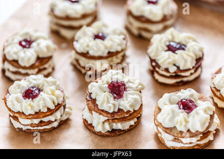 Millefeuille Dessert mit gepeitschter Creme und Himbeer-Marmelade Stockfoto