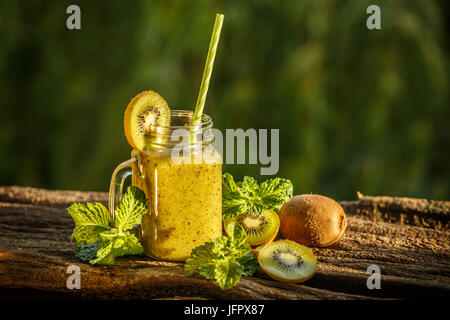 Gesunden grünen Smoothie Kiwi auf Rinde gemacht Stockfoto