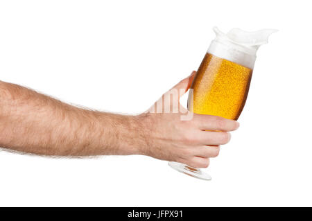 Hand mit Glas Spritzen Bier isoliert auf weißem Hintergrund. Männliche Hand mit Glas helles Bier zu toasten. Hand machen toast Stockfoto