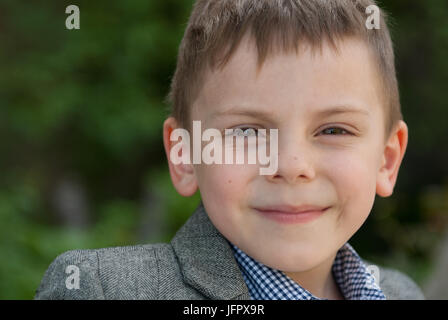 süß lächelnden kleinen kaukasischen jungen Hemd und Jacke Stockfoto