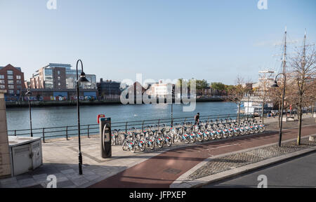 Coca-Cola Zero, Dublin Leihräder bereit für den Einsatz in Dublin Stadt an den Ufern des Flusses Liffey. Stockfoto