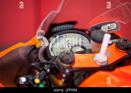 Das Armaturenbrett mit dem Tacho auf der Instrumententafel der Motorrad-Nahaufnahme Stockfoto