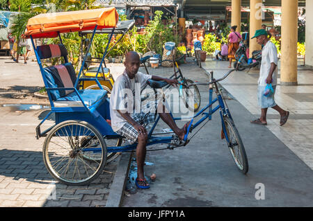 Toamasina, Madagaskar - 22. Dezember 2017: Madagassische Mann, Rikscha, ruht während des Wartens auf Kunden in Toamasina (Tamatave), Madagaskar, Osten Af Stockfoto