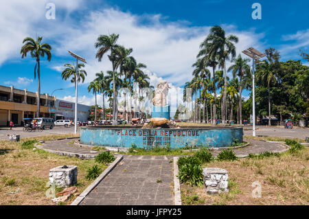 Toamasina, Madagaskar - 22. Dezember 2017: Platz der Republik (Place De La République) in Toamasina (Tamatave), Madagaskar, Ostafrika. Menschen in Madaga Stockfoto