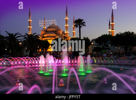 Sultan Ahmed Mosque bekannt als die blaue Moschee ist eine historische Moschee in Istanbul. Inschrift auf einer Moschee wird übersetzt als ' auf ihn von jeder Seele " Stockfoto