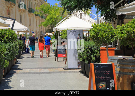 Restaurants und Bars in den restaurierten 19. Jahrhundert Lagerhäusern an Valletta Waterfront, bereit für europäische Stadt der Kultur-Status im Jahr 2018 in Malta Stockfoto