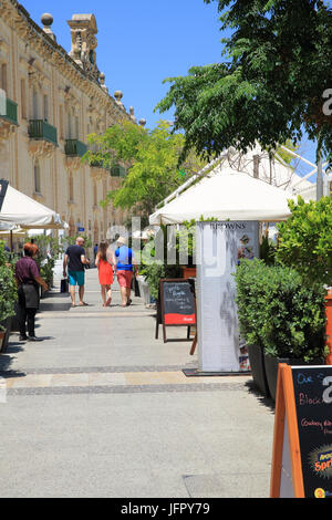 Restaurants und Bars in den restaurierten 19. Jahrhundert Lagerhäusern an Valletta Waterfront, bereit für europäische Stadt der Kultur-Status im Jahr 2018 in Malta Stockfoto