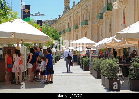 Restaurants und Bars in den restaurierten 19. Jahrhundert Lagerhäusern an Valletta Waterfront, bereit für europäische Stadt der Kultur-Status im Jahr 2018 in Malta Stockfoto