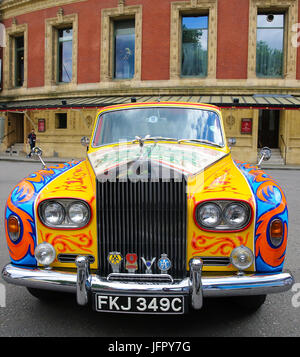 Die Bootleg Beatles an einem Fototermin mit den späten Lennons psychedelischen Rolls-Royce Phantom Auto teilnehmen. Der Fototermin markiert den 50. Jahrestag von das Beatles' iconic Album Sgt Pepper Lonely Hearts Club Band am 1. Juni 1967. Die Tribute-Band kennzeichnen auch die Gelegenheit durch die Durchführung neben dem Liverpool Philharmonic Orchestra bei ausverkauften Show in der Londoner Royal Albert Hall.  Mitwirkende: Wo sehen: London, Vereinigtes Königreich bei: Kredit-1. Juni 2017: Dinendra Haria/WENN.com Stockfoto