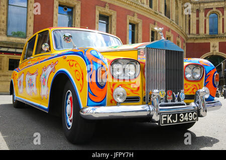 Die Bootleg Beatles an einem Fototermin mit den späten Lennons psychedelischen Rolls-Royce Phantom Auto teilnehmen. Der Fototermin markiert den 50. Jahrestag von das Beatles' iconic Album Sgt Pepper Lonely Hearts Club Band am 1. Juni 1967. Die Tribute-Band kennzeichnen auch die Gelegenheit durch die Durchführung neben dem Liverpool Philharmonic Orchestra bei ausverkauften Show in der Londoner Royal Albert Hall.  Mitwirkende: Wo sehen: London, Vereinigtes Königreich bei: Kredit-1. Juni 2017: Dinendra Haria/WENN.com Stockfoto